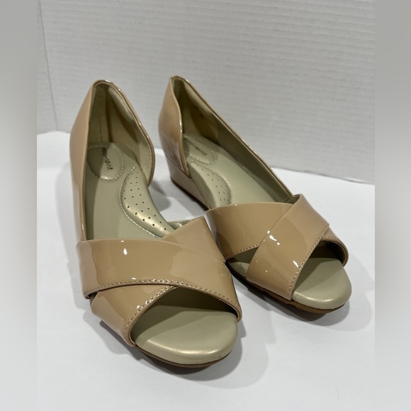 Easy Spirit Bernie‎ Dress Wedge. Size: 8W. Color: Tan - Picture 3 of 9